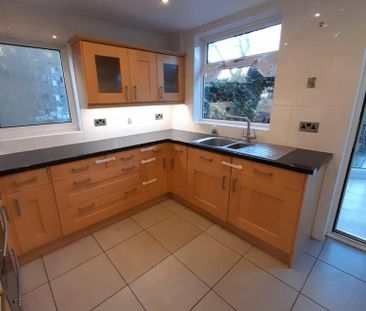 4 bedroom semi-detached house to rent - Photo 6