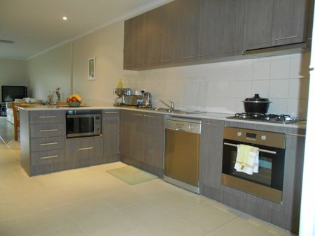 3/11 Tullamarina Avenue, Tullamarine VIC 3043 - Photo 2