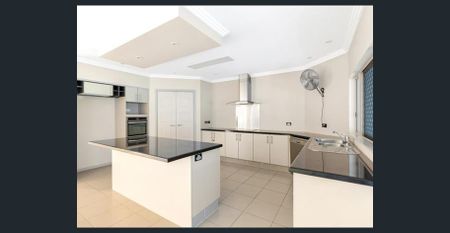 Luxurious Property with Stunning Mountain Views in Peaceful Gordonvale - Photo 5