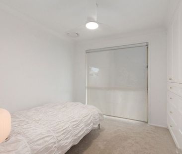 Morden Renovated House in Helensvale - Photo 2