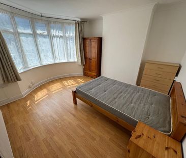 Room in a Shared House, Wide Lane, SO18 - Photo 1