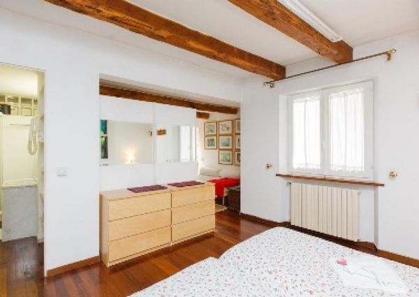 Center-Popolo: Modern, renovated 1 Bedroom, bath, kitchen. Parquet floors, bright, silent, located in beautiful villa near center, park, transport. Ref 847