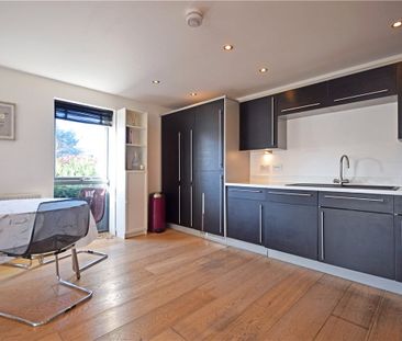 Well presented 2 bedroom duplex apartment to rent situated just to ... - Photo 4