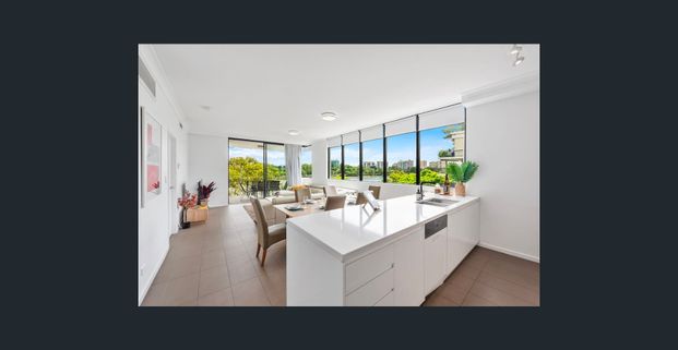 Furnished three bedroom apartment in the heart of West End - Photo 1