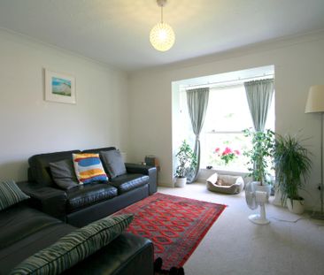 3 bedroom house to rent Farriers Road, Epsom, KT17 - Photo 4