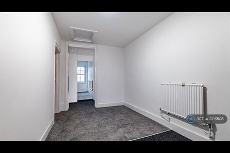 3 bedroom flat to rent - Photo 4