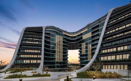 Executive Living: Furnished 2 Bedroom + Study Apartment at Infinity for Lease! - Photo 2