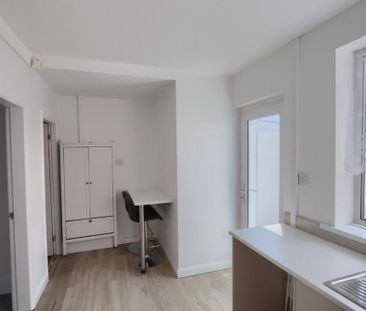 3 bedroom terraced house to rent - Photo 6