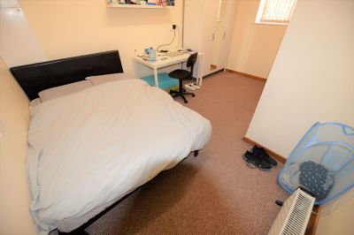 3 bedroom Flat in 1 Low Close Street, Leeds - Photo 1