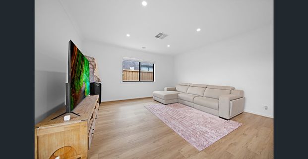 3-Bedroom Beautiful Co-Living Home – Space for Everyone in Melton South! Bills included! - Photo 1