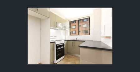 Spacious Ground Floor Apartment with Balcony & Lock-Up Garage - Photo 3