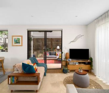 Stylish townhouse with wraparound courtyard - Photo 4