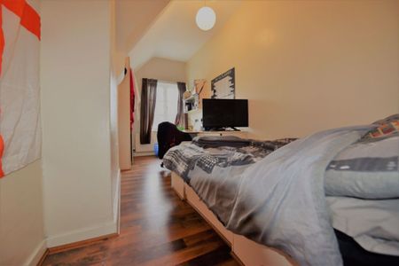 6 bedroom Flat in Hollybank, Leeds - Photo 2