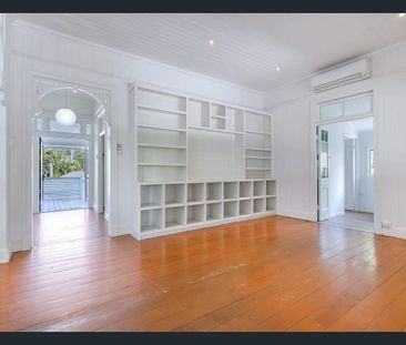 Rare Inner-City Acreage - Renovated Home on 3,791m² - Photo 2