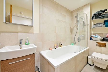 Well presented two bedroom apartment, in state of the art development, set in the vibrant village of Wargrave. - Photo 5