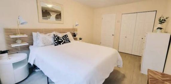 Renovated pet friendly unit!Available Now! - Photo 2