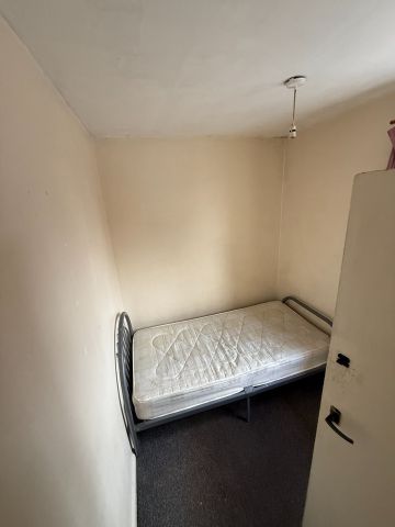 3 Bed Flat, Glenmore Parade, HA0 - Photo 2