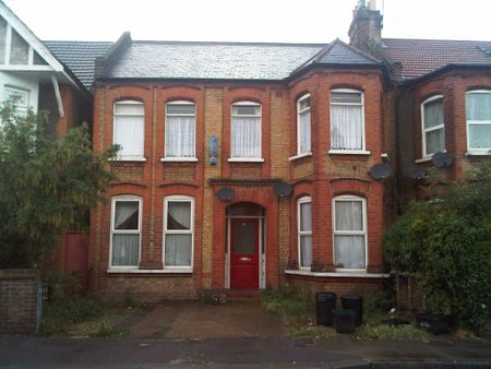 27 Valentines Road, Ilford, IG1 - Photo 4