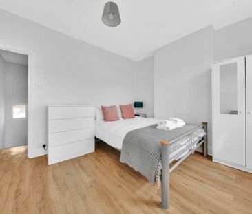 3 Bed Terraced House, Field Road, E7 - Photo 3