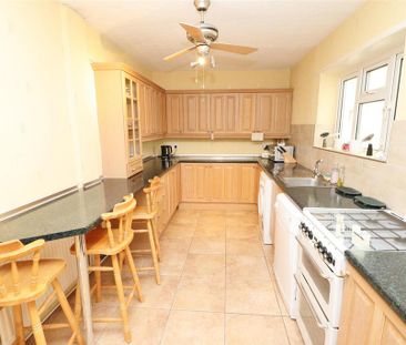 2 bedroom end of terrace house to rent - Photo 3