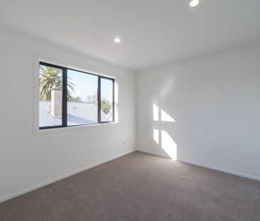 Beautiful Near New Townhouse - Photo 1