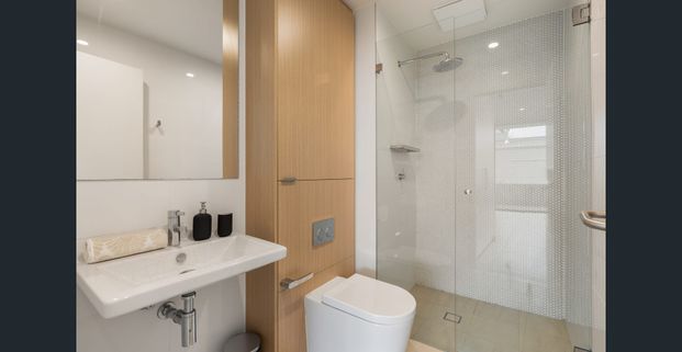 Furnished 2-Bedroom Apartments | Flexible Leases in Prime City Location | Pet-Friendly | Wi-fi and Parking - Photo 1