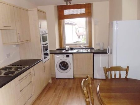 3 bedroom flat to rent - Photo 4