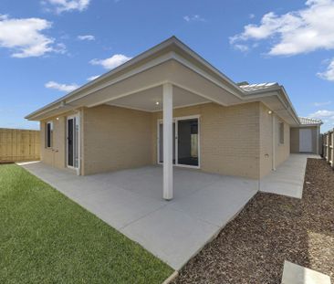 Spacious 4-Bedroom Home with 3 Living Areas & Solar Panels! - Photo 6