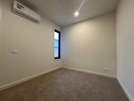 Four Bedroom Three Bathroom Brand New Beauty Metres from Monash Medical Centre - Photo 3