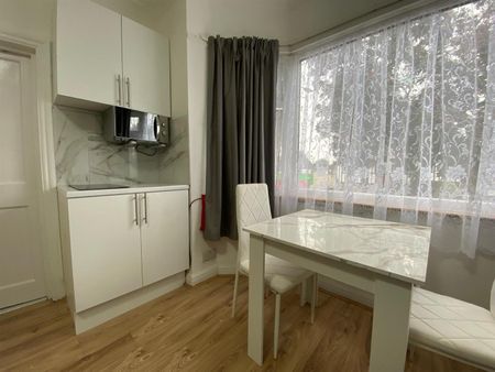 House share to rent in Whitchurch Lane, Edgware, HA8 - Photo 3