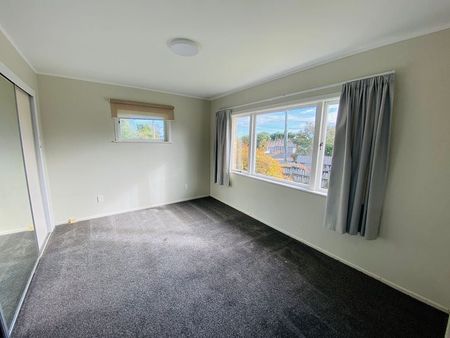 Large family home with fully fenced backyard - Photo 3