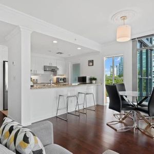 Coal Harbour Newly Furnished Luxury 900 sqf1 bedrm & Lg Den 1 bathrm - Photo 2