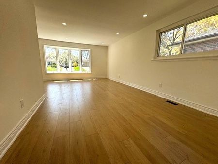 For Lease - 8 Devins Drive Unit# Main Floor, Aurora, Ontario - Photo 4