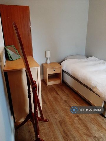 1 bedroom in a house share to rent - Photo 5