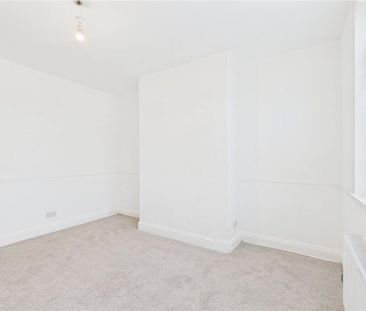 3 bedroom end of terrace house to rent - Photo 3