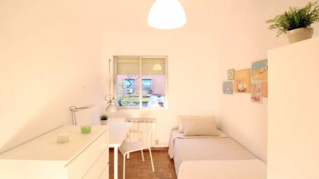 Room in a shared 3-bedroom apartment for rent in Abrantes, Madrid, students only - Photo 4