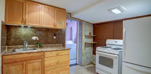 **Executive-BSMT studio/bachelor unit in Humewood-Cedarvale** - Photo 2