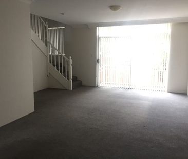 QUIET, 2 BEDROOM, 2 STOREY TOWNHOUSE WITH DOUBLE LOCK-UP GARAGE ! - Photo 2