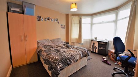 3 bedroom House in Buckingham Avenue, Leeds - Photo 5