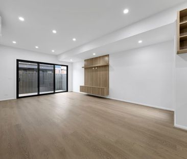 Looking for space, luxury, and flexibility? 87 Molesworth Crescent ... - Photo 1