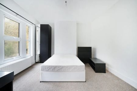 5 bedroom house in London - Photo 3