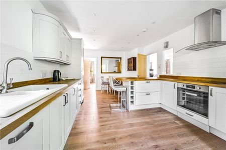 A recently renovated detached 3 bedroom, 2 bathroom house in a peaceful setting behind a gated entrance in Larkhall. Recently refurbished to a high standard, this is a great family home. - Photo 4