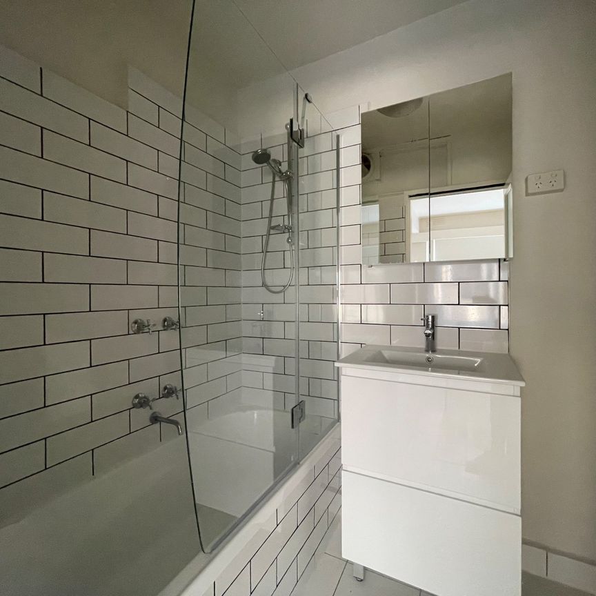 In The Heart of leafy Elwood! - Photo 1