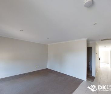Spacious House with excellent Location in Tarneit - Photo 4
