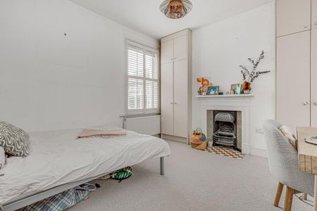 3 bedroom flat in London - Photo 2