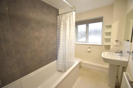 3 bedroom semi-detached house to rent - Photo 3