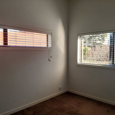 Lovely Townhouse in Point England - Photo 1