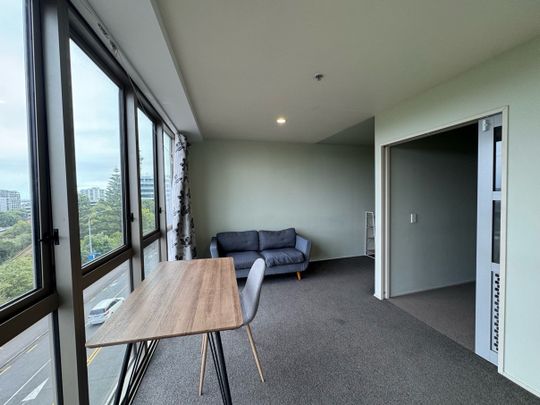 Modern, Furnished Corner Apartment in Prime Auckland Location - Photo 1