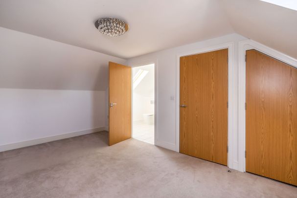 3 bedroom mid-terrace to rent Longley Road, Chichester, PO19 - Photo 1
