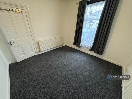 4 bedroom semi-detached house to rent - Photo 1